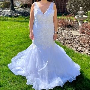 White Lace Mermaid Wedding Dress with V-Neck